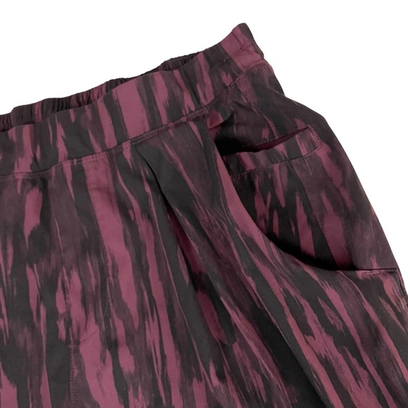 lululemon &go City Jogger Painted Animal Bordeaux Drama Black - Picture 8 of 13